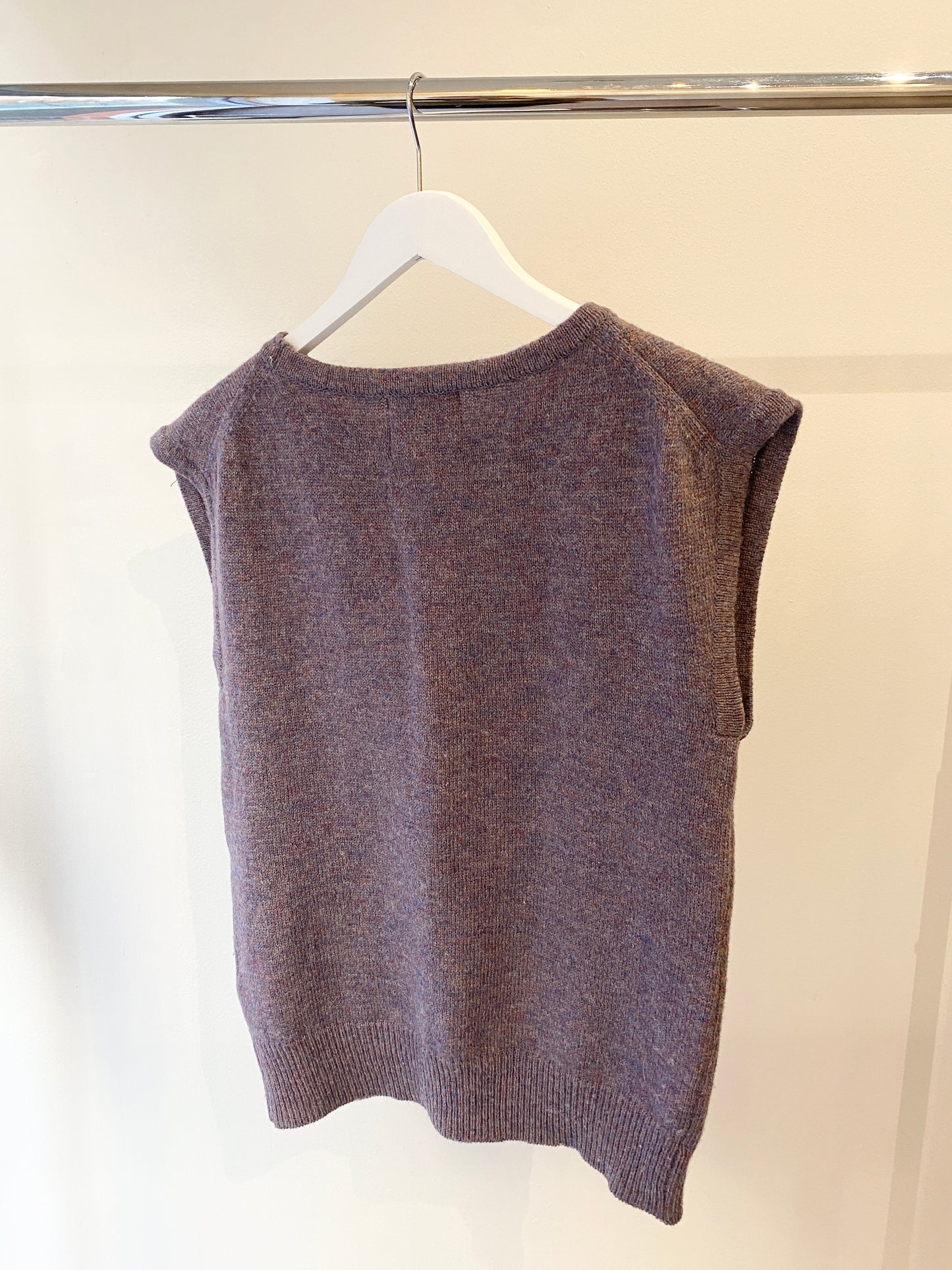 Treasure, Needles wool vest