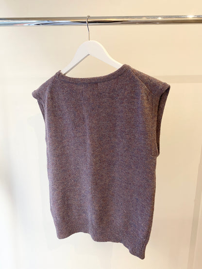 Treasure, Needles wool vest