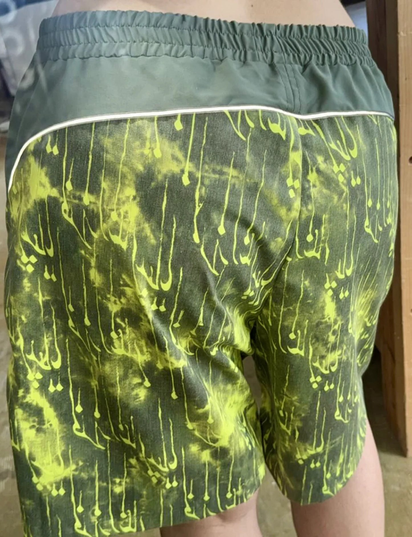 paria /FARZANEH, PF Farsi script print shorts