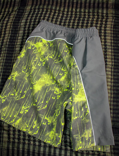 paria /FARZANEH, PF Farsi script print shorts