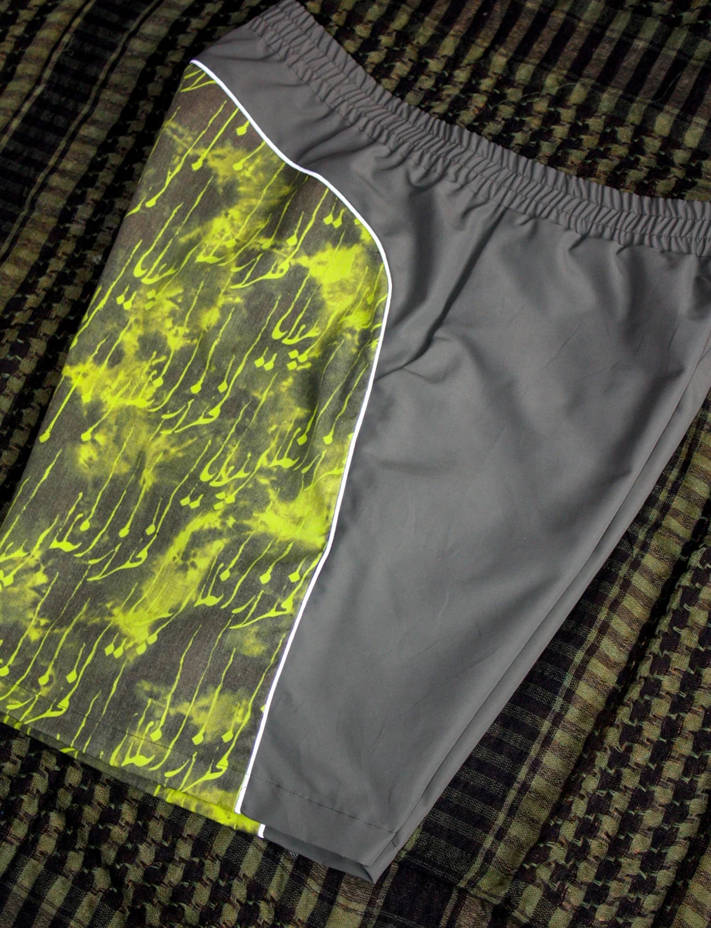 paria /FARZANEH, PF Farsi script print shorts