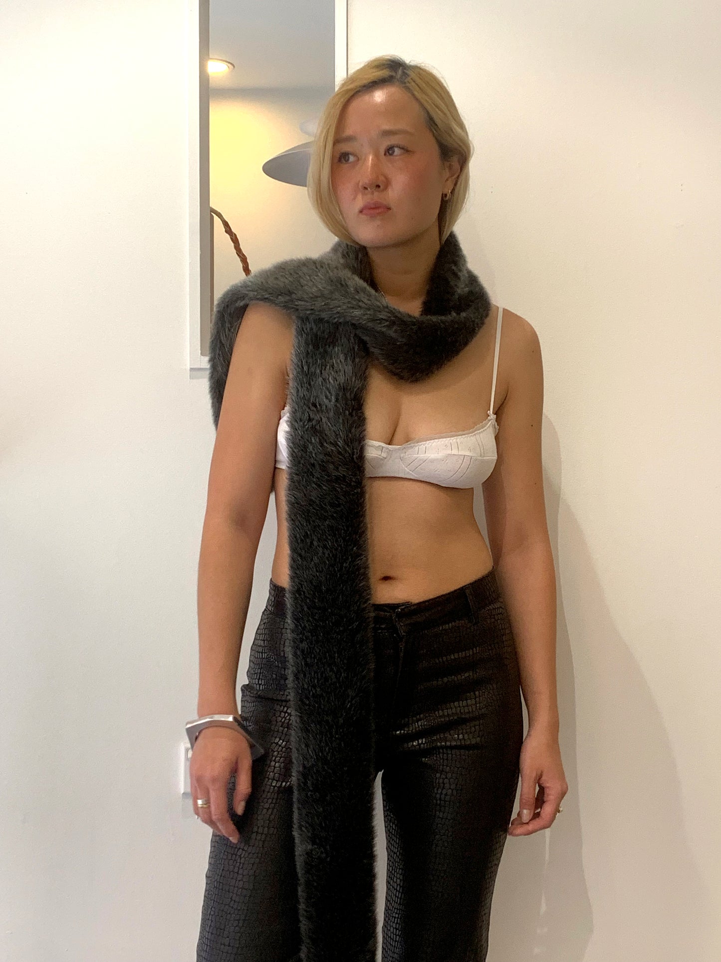 Clyde, Grey scarf