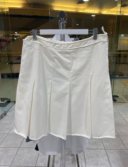 Treasure, Prada white skirt