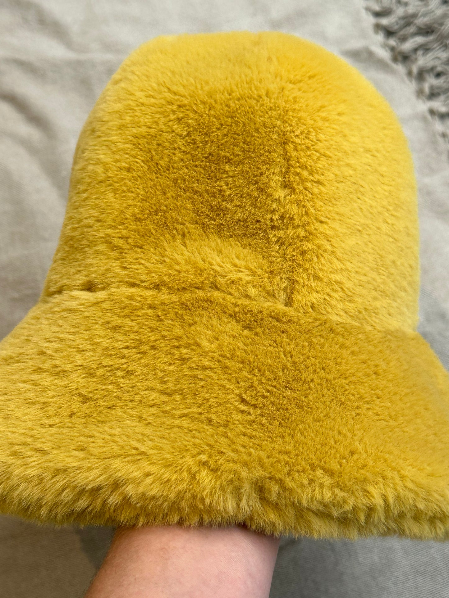 Clyde, Yellow hat
