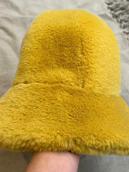 Clyde, Yellow hat