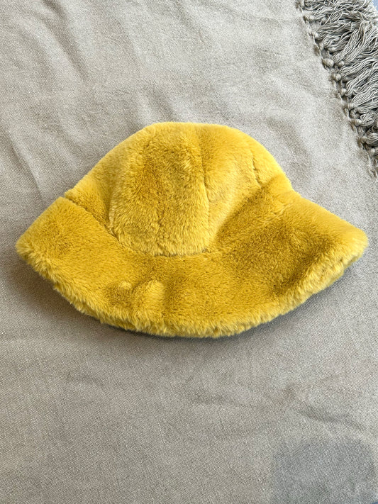 Clyde, Yellow hat