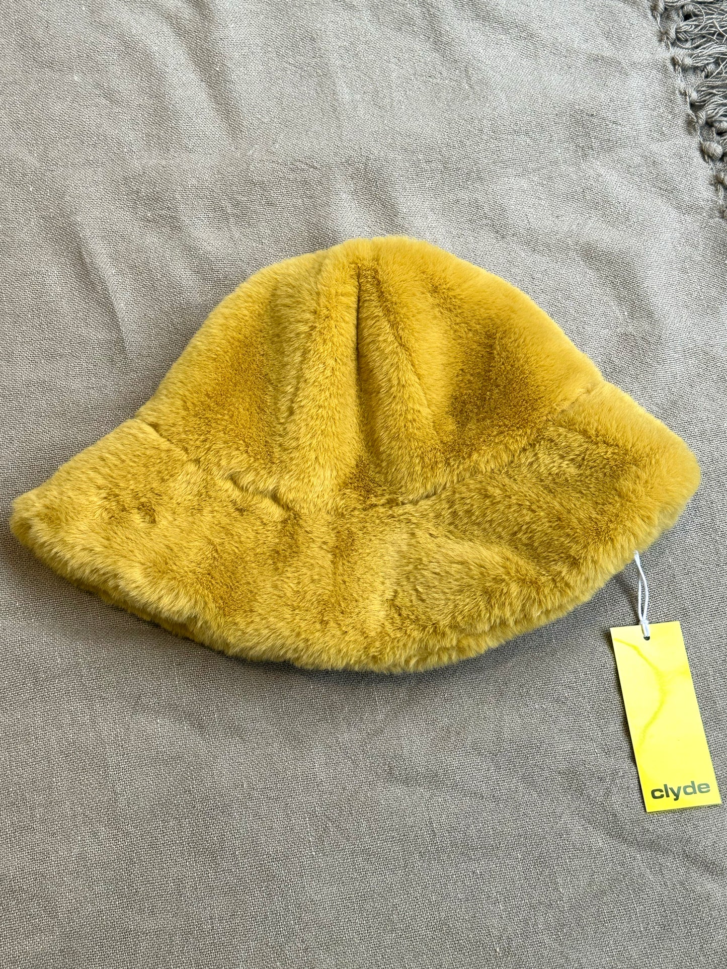 Clyde, Yellow hat