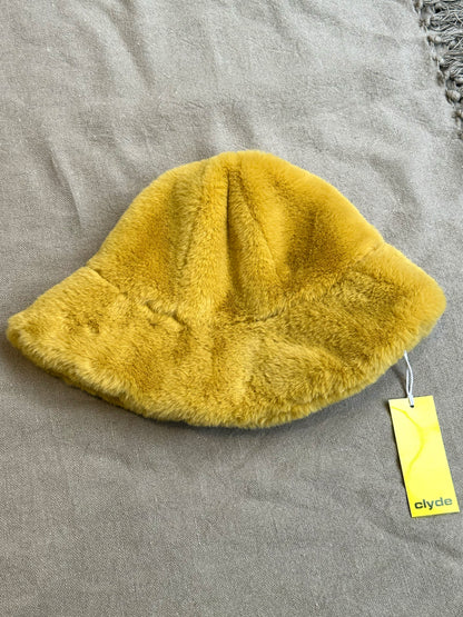 Clyde, Yellow hat