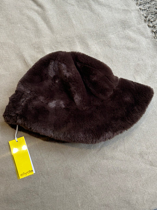 Clyde, Brown hat