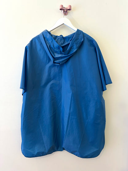 Mindy, Lacoste blue rain poncho