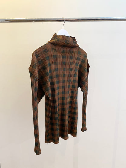 Gigi, Issey Miyake Pleats Please top